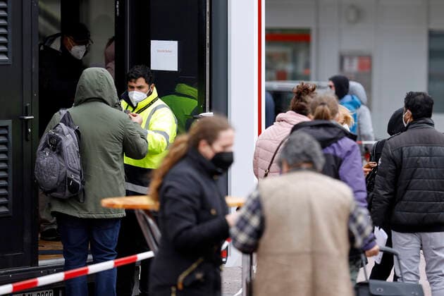 Die Stadt Köln beginnt, Menschen in Stadtteilen mit besonders hoher Inzidenz - sogenannte Hochinzidenzgebiete - zu impfen. In Chorweiler sind deshalb Corona-Impfteams unterwegs. Auch ein Impfbus kommt zum Einsatz. Köln, 04.05.2021