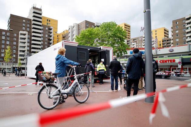Die Stadt Köln beginnt, Menschen in Stadtteilen mit besonders hoher Inzidenz - sogenannte Hochinzidenzgebiete - zu impfen. In Chorweiler sind deshalb Corona-Impfteams unterwegs. Auch ein Impfbus kommt zum Einsatz. Köln, 04.05.2021