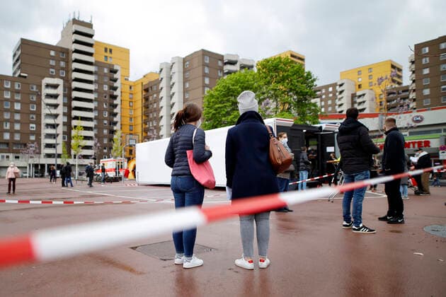 Die Stadt Köln beginnt, Menschen in Stadtteilen mit besonders hoher Inzidenz - sogenannte Hochinzidenzgebiete - zu impfen. In Chorweiler sind deshalb Corona-Impfteams unterwegs. Auch ein Impfbus kommt zum Einsatz. Köln, 04.05.2021