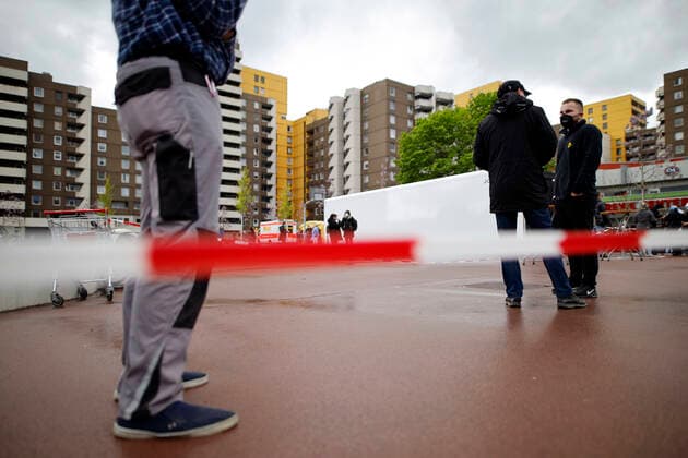 Die Stadt Köln beginnt, Menschen in Stadtteilen mit besonders hoher Inzidenz - sogenannte Hochinzidenzgebiete - zu impfen. In Chorweiler sind deshalb Corona-Impfteams unterwegs. Auch ein Impfbus kommt zum Einsatz. Köln, 04.05.2021