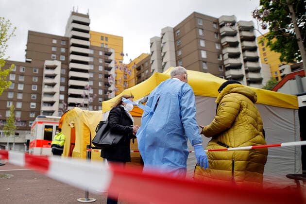 Die Stadt Köln beginnt, Menschen in Stadtteilen mit besonders hoher Inzidenz - sogenannte Hochinzidenzgebiete - zu impfen. In Chorweiler sind deshalb Corona-Impfteams unterwegs. Auch ein Impfbus kommt zum Einsatz. Köln, 04.05.2021
