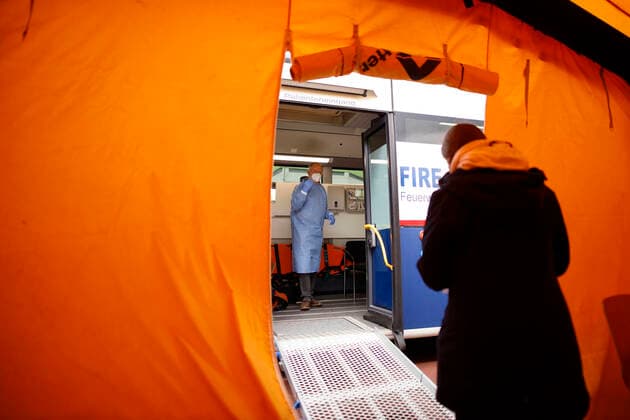 Die Stadt Köln beginnt, Menschen in Stadtteilen mit besonders hoher Inzidenz - sogenannte Hochinzidenzgebiete - zu impfen. In Chorweiler sind deshalb Corona-Impfteams unterwegs. Auch ein Impfbus kommt zum Einsatz. Köln, 04.05.2021