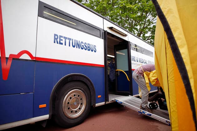 Die Stadt Köln beginnt, Menschen in Stadtteilen mit besonders hoher Inzidenz - sogenannte Hochinzidenzgebiete - zu impfen. In Chorweiler sind deshalb Corona-Impfteams unterwegs. Auch ein Impfbus kommt zum Einsatz. Köln, 04.05.2021