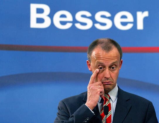 Merz ist besser Friedrich Merz, CDU, aufgenommen während einer Pressekonferenz zur Vorstellung seines Steuerkonzept mit dem Schriftzug Besser , Berlin den 03.11.2003, Berlin Deutschland *** Merz is better Friedrich Merz, CDU, taken during a press conference to present his tax concept with the lettering Besser , Berlin den 03 11 2003, Berlin Germany