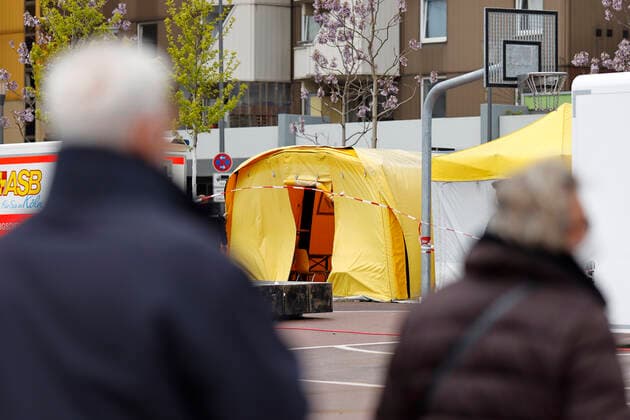 Die Stadt Köln beginnt, Menschen in Stadtteilen mit besonders hoher Inzidenz - sogenannte Hochinzidenzgebiete - zu impfen. In Chorweiler sind deshalb Corona-Impfteams unterwegs. Auch ein Impfbus kommt zum Einsatz. Köln, 04.05.2021
