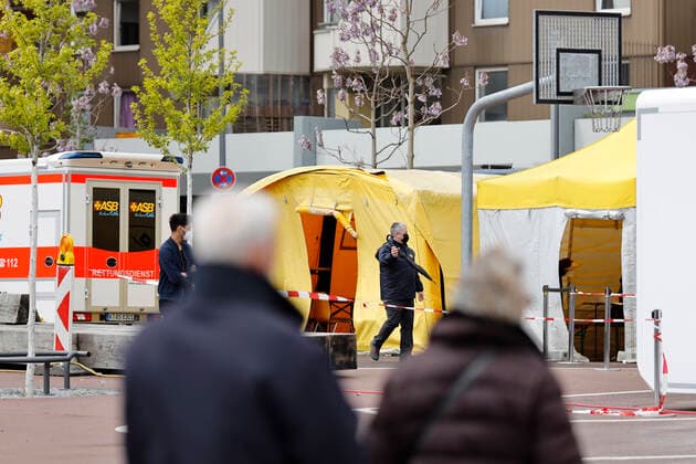 Die Stadt Köln beginnt, Menschen in Stadtteilen mit besonders hoher Inzidenz - sogenannte Hochinzidenzgebiete - zu impfen. In Chorweiler sind deshalb Corona-Impfteams unterwegs. Auch ein Impfbus kommt zum Einsatz. Köln, 04.05.2021