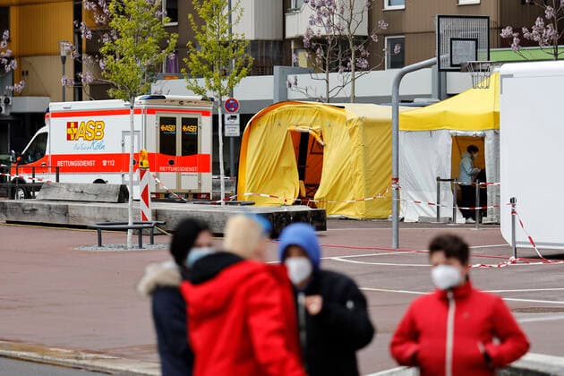 Die Stadt Köln beginnt, Menschen in Stadtteilen mit besonders hoher Inzidenz - sogenannte Hochinzidenzgebiete - zu impfen. In Chorweiler sind deshalb Corona-Impfteams unterwegs. Auch ein Impfbus kommt zum Einsatz. Köln, 04.05.2021