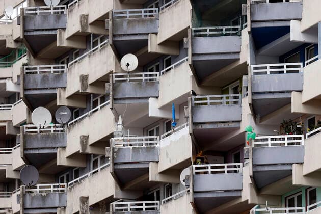 Ein Häuserblock in Köln-Chorweiler. Die Stadt Köln beginnt, Menschen in Stadtteilen mit besonders hoher Inzidenz - sogenannte Hochinzidenzgebiete - zu impfen. In Chorweiler sind deshalb Corona-Impfteams unterwegs. Auch ein Impfbus kommt zum Einsatz. (Symbolbild, Symbolfoto) Köln, 04.05.2021
