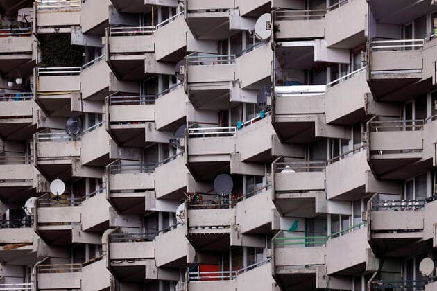 Ein Häuserblock in Köln-Chorweiler. Die Stadt Köln beginnt, Menschen in Stadtteilen mit besonders hoher Inzidenz - sogenannte Hochinzidenzgebiete - zu impfen. In Chorweiler sind deshalb Corona-Impfteams unterwegs. Auch ein Impfbus kommt zum Einsatz. (Symbolbild, Symbolfoto) Köln, 04.05.2021