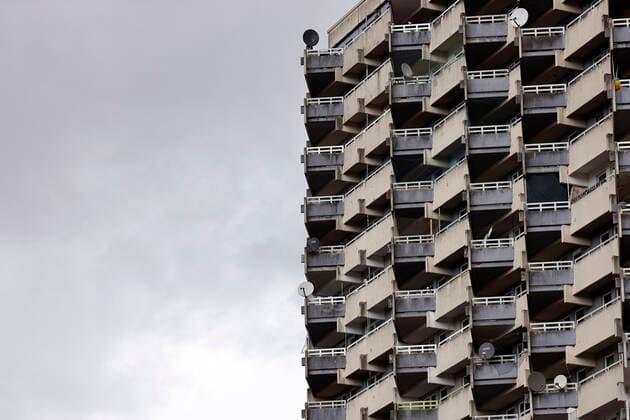 Ein Häuserblock in Köln-Chorweiler. Die Stadt Köln beginnt, Menschen in Stadtteilen mit besonders hoher Inzidenz - sogenannte Hochinzidenzgebiete - zu impfen. In Chorweiler sind deshalb Corona-Impfteams unterwegs. Auch ein Impfbus kommt zum Einsatz. (Symbolbild, Symbolfoto) Köln, 04.05.2021