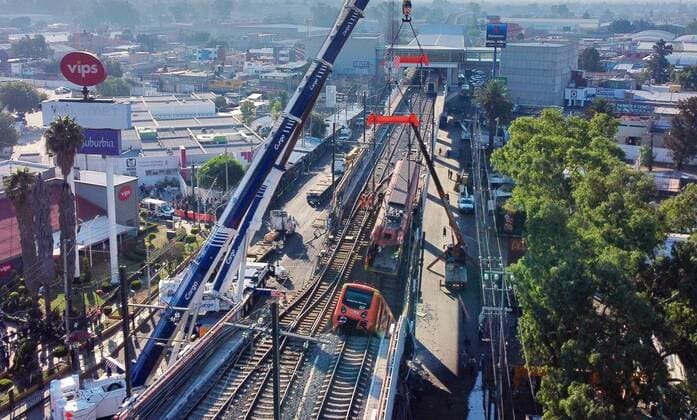 MEXICO CITY (MEXICO), 05 04 2021.- Aerial view made with a drone that shows the collapse of the subway in Mexico City, Mexico, 04 March 2021. At least 23 people died and another 79 were injured when a bridge on the elevated track of line 12 of the Mexico City Metro between Olivos and Tezonco station collapsed on Monday night, on which a train with several wagons circulated. EFE Sashenka Gutierrez At least 23 dead and 79 injured when a subway collapsed in Mexico City !ACHTUNG: NUR REDAKTIONELLE NUTZUNG!  Copyright: xSashenkaxGutierrezx MEX901 20210504-637557462419692138