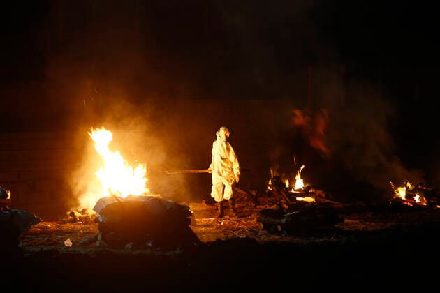 May 4, 2021, Kathmandu, Nepal: A man burn bodies of COVID-19 victims along the banks of the Bagmati river, owing to the second wave of the coronavirus pandemic as Nepal reported the highest ever single day Covid-19 fatalities moving upwards with a constant spike to 55 dead, on the sixth-day of a government imposed lockdown at a cremation site in Kathmandu, Nepal on Tuesday, May 4, 2021. Kathmandu Nepal - ZUMAg200 20210504_zap_g200_015 Copyright: xSkandaxGautamx