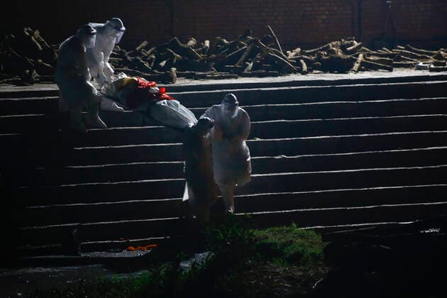 May 4, 2021, Kathmandu, Nepal: Nepalese Army carry a body of a COVID-19 victim for a ritual cremation, owing to the second wave of the coronavirus pandemic as Nepal reported the highest ever single day Covid-19 fatalities moving upwards with a constant spike to 55 dead, on the sixth-day of a government imposed lockdown at a cremation site in Kathmandu, Nepal on Tuesday, May 4, 2021. Kathmandu Nepal - ZUMAg200 20210504_zap_g200_016 Copyright: xSkandaxGautamx