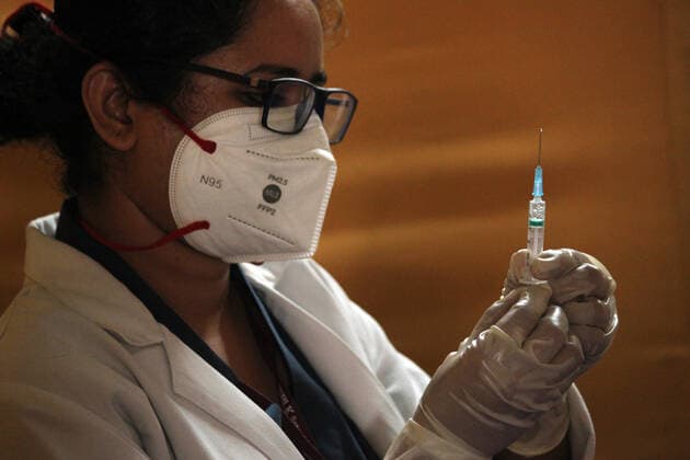 Phase 3 Of Covid-19 Vaccination Starts In India A healthcare worker prepares to inoculate a person with a dose of COVISHIELD, a coronavirus (COVID-19) vaccine manufactured by Serum Institute of India, at a vaccination centre, in New Delhi, India on May 4, 2021. New Delhi India makhija-notitle210504_npaPH  Copyright: xMayankxMakhijax