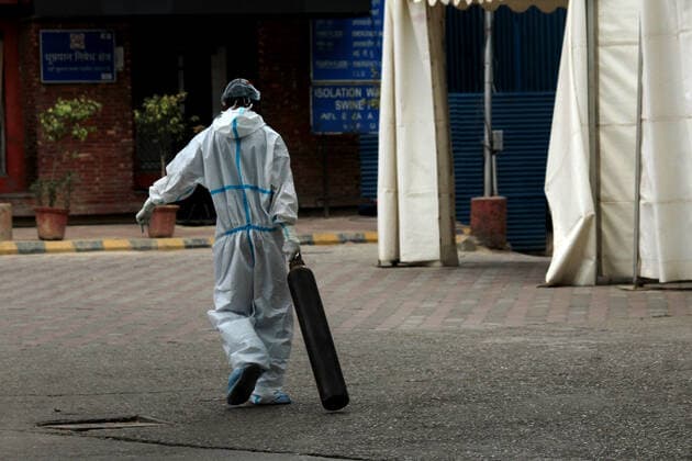 Corona Virus Outbreak In India A healthcare worker drags an oxygen cylinder towards the casualty block of the Lok Nayak Jai Prakash Narayan Hospital (LNJP), one of the largest facilities for coronavirus disease (Covid-19) patients, in New Delhi, India on May 4, 2021. India recorded over 3.57 lakh new covid-19 cases in the 24 hours, taking the total infections past the 2 crore mark. With 3,449 deaths, the toll is now over 2.22 lakh. New Delhi India makhija-notitle210504_npdyt  Copyright: xMayankxMakhijax
