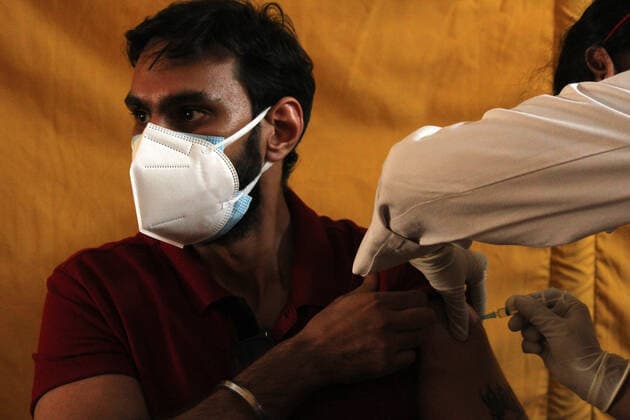 Phase 3 Of Covid-19 Vaccination Starts In India A healthcare worker gives a dose of COVISHIELD, a coronavirus (COVID-19) vaccine manufactured by Serum Institute of India, at a vaccination centre, in New Delhi, India on May 4, 2021. New Delhi India makhija-notitle210504_npFHi  Copyright: xMayankxMakhijax