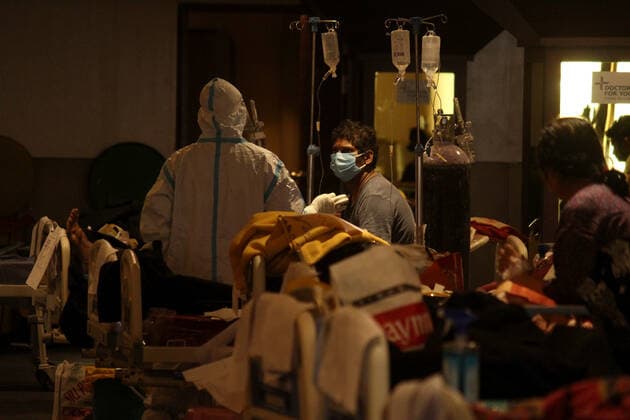 Corona Virus Outbreak In India A health worker covered in PPE kit takes care of patients inside a banquet hall, temporarily converted into a makeshift quarantine facility for patients diagnosed with the coronavirus disease (COVID-19), in New Delhi, India on May 4, 2021. India recorded over 3.57 lakh new covid-19 cases in the 24 hours, taking the total infections past the 2 crore mark. With 3,449 deaths, the toll is now over 2.22 lakh. New Delhi India makhija-notitle210504_npwBk  Copyright: xMayankxMakhijax