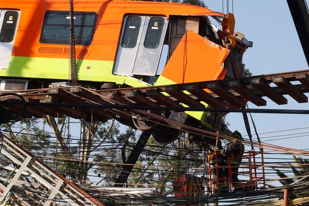 Mexico City Subway Overpass Collapses, Killing 23 Persons Firemen are seen during the rescue the bodies of the victims where Mexico City subway olivos station overpass collapsed, killing 23 and injuring at least 79 On May 4, 2021 in Mexico City, Mexico. Mexico City Mexico group-mexicoci210504_npxdx  Copyright: xEyepixx