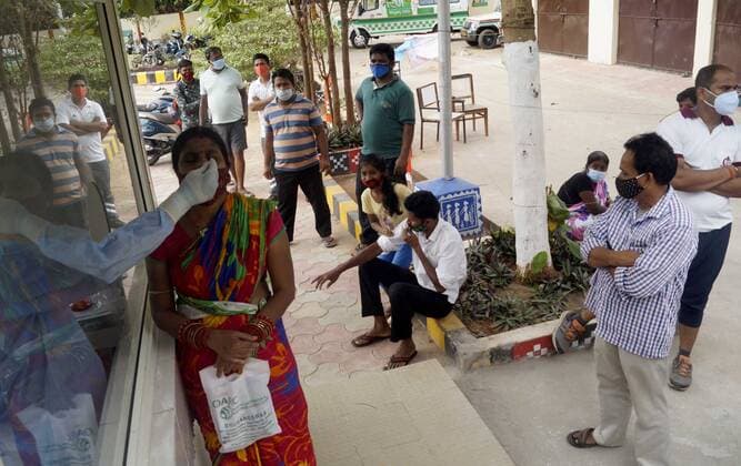 India COVID-19 Coronavirus People await the Covid-19 swab test in Bhubaneswar, India, on May 4, 2021 Bhubaneswar India rout-notitle210504_npdMG  Copyright: xSTRx