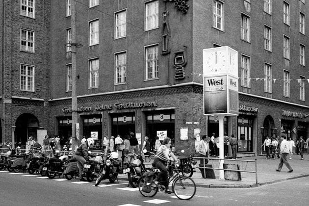 Die Lange Straße in Rostock (1) Prachtstraßen nach sowjetischem Vorbild zu errichten, galt bis Ende der 60ger Jahre als Symbol der Überlegenheit des Sozialismus. Auch die vom Krieg zerstörte Lange Straße in Rostock sollte eine sozialistische Bummelmeile der DDR werden. Den Grundstein legte Staatschef Walter Ulbricht am 30.01.1953. Für die Magistrale war sogar ein Theater geplant. Rostock Mecklenburg-Vorpommern Deutschland *** The Lange Straße in Rostock 1 Until the end of the 1960s, building boulevards along Soviet lines was regarded as a symbol of the superiority of socialism The war-damaged Lange Straße in Rostock was also to become a socialist boulevard in the GDR The foundation stone was laid by Head of State Walter Ulbricht on 3