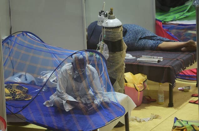 News Bilder des Tages COVID-19 patients at a sports complex, converted into a Covid care center, receive oxygen in New Delhi, India, Tuesday, May 4, 2021. More than 20 million Indians have been infected with the coronavirus as it continues to spread with 3,500 deaths in the past 24 hours.  DEL2021050410 Abhishek