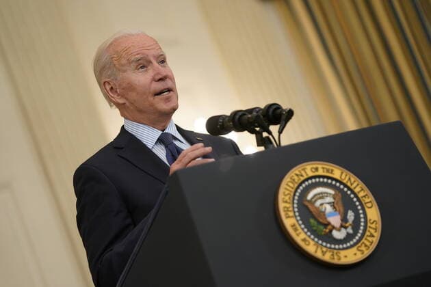 May 4, 2021, Washington, District of Columbia, USA: United States President Joe Biden delivers remarks on the Covid-19 response and the vaccination program from the State Dining Room of the White House in Washington, DC on Tuesday, May 4, 2021. The President announced he will allow some governors to turn down doses they don t need or want and reallocate those doses to other states and he also set a goal of getting at least one dose of the Covid-19 vaccine to 70 percent of adults by July 4 Washington USA - ZUMAs152 20210504_zaa_s152_023 Copyright: xAlexxEdelmanx-xPoolxViaxCnpx