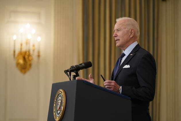 May 4, 2021, Washington, District of Columbia, USA: United States President Joe Biden delivers remarks on the Covid-19 response and the vaccination program from the State Dining Room of the White House in Washington, DC on Tuesday, May 4, 2021. The President announced he will allow some governors to turn down doses they don t need or want and reallocate those doses to other states and he also set a goal of getting at least one dose of the Covid-19 vaccine to 70 percent of adults by July 4 Washington USA - ZUMAs152 20210504_zaa_s152_024 Copyright: xAlexxEdelmanx-xPoolxViaxCnpx