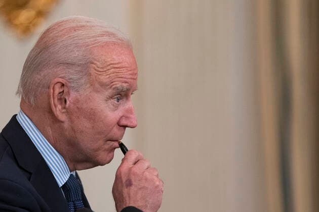 News Bilder des Tages May 4, 2021, Washington, District of Columbia, USA: United States President Joe Biden delivers remarks on the Covid-19 response and the vaccination program from the State Dining Room of the White House in Washington, DC on Tuesday, May 4, 2021. The President announced he will allow some governors to turn down doses they don t need or want and reallocate those doses to other states and he also set a goal of getting at least one dose of the Covid-19 vaccine to 70 percent of adults by July 4 Washington USA - ZUMAs152 20210504_zaa_s152_038 Copyright: xAlexxEdelmanx-xPoolxViaxCnpx