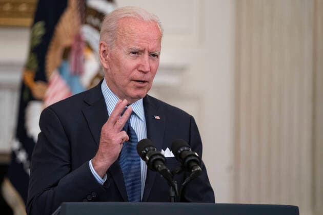 May 4, 2021, Washington, District of Columbia, USA: United States President Joe Biden delivers remarks on the Covid-19 response and the vaccination program from the State Dining Room of the White House in Washington, DC on Tuesday, May 4, 2021. The President announced he will allow some governors to turn down doses they don t need or want and reallocate those doses to other states and he also set a goal of getting at least one dose of the Covid-19 vaccine to 70 percent of adults by July 4 Washington USA - ZUMAs152 20210504_zaa_s152_046 Copyright: xAlexxEdelmanx-xPoolxViaxCnpx