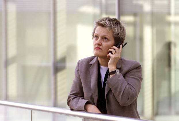 Renate Künast Verbraucherschutzministerin Renate Künast, telefoniert waehrend einer Fraktionssitzung im Innenhof Deutscher Bundestag, Berlin den 16.10.2001, Berlin Deutschland *** Renate Künast Consumer Protection Minister Renate Künast, telephoning during a parliamentary group meeting in the courtyard German Bundestag, Berlin 16 10 2001, Berlin Germany