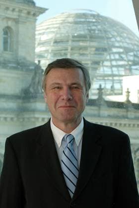 Wolfgang Gerhardt in seinem damaligen Büro mit Blick auf den Reichstag Wolfgang Gerhardt, Fraktionsvorsitzender FDP, aufgenommen waehrend eines Interview in seinem Büro, mit Blick auf den Reichstag, DEUTSCHER BUNDESTAG, Berlin den 29.01.2004, Berlin Deutschland *** Wolfgang Gerhardt in his former office with a view of the Reichstag Wolfgang Gerhardt, parliamentary party leader of the FDP, taken during an interview in his office, with a view of the Reichstag, DEUTSCHER BUNDESTAG, Berlin the 29 01 2004, Berlin Germany