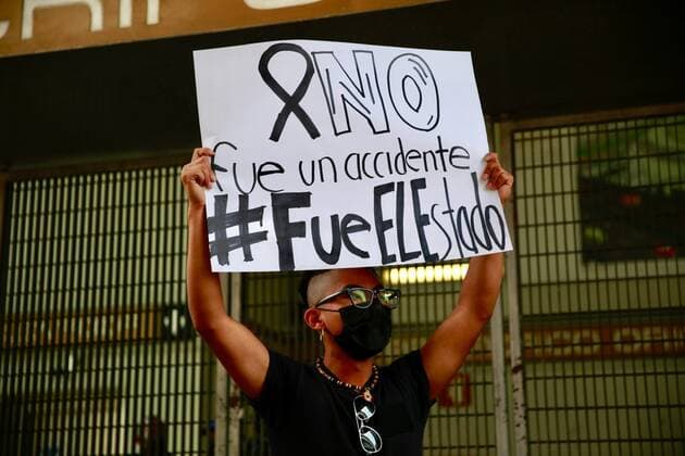 Feminist activists demonstrate for what they consider negligence in the collapse last night of two subway cars and their structure on line 12, in Mexico City, Mexico, 04 May 2021. EFE Carlos Ramírez Feminist activists demonstrate for negligence in Mexico subway accident !ACHTUNG: NUR REDAKTIONELLE NUTZUNG!  Copyright: xCarlosxRamírezx MEX955 20210505-637557883208825383