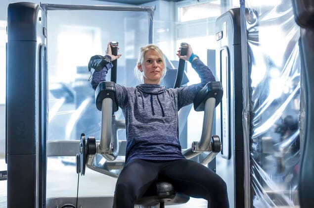 Coesfeld, Nordrhein-Westfalen, Deutschland - Fitnesstraining in Zeiten der Corona Pandemie, Kreis Coesfeld startet als Modellregion in NRW mit Lockerungen, in Havixbeck oeffnet der Sportklub, ein Fitness- und Rehazentrum, maximal 35 Mitglieder duerfen sich gleichzeitig mit Ausweis und Luca-App zu Kursen anmelden, Voraussetzung ist ein aktueller negativer Corona-Test, beim Geraetetraining darf die Maske abgenommen werden. - model released - Coesfeld Nordrhein-Westfalen Deutschland