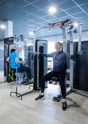Coesfeld, Nordrhein-Westfalen, Deutschland - Fitnesstraining in Zeiten der Corona Pandemie, Kreis Coesfeld startet als Modellregion in NRW mit Lockerungen, in Havixbeck oeffnet der Sportklub, ein Fitness- und Rehazentrum, maximal 35 Mitglieder duerfen sich gleichzeitig mit Ausweis und Luca-App zu Kursen anmelden, Voraussetzung ist ein aktueller negativer Corona-Test, beim Geraetetraining darf die Maske abgenommen werden. Coesfeld Nordrhein-Westfalen Deutschland