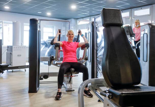 Coesfeld, Nordrhein-Westfalen, Deutschland - Fitnesstraining in Zeiten der Corona Pandemie, Kreis Coesfeld startet als Modellregion in NRW mit Lockerungen, in Havixbeck oeffnet der Sportklub, ein Fitness- und Rehazentrum, maximal 35 Mitglieder duerfen sich gleichzeitig mit Ausweis und Luca-App zu Kursen anmelden, Voraussetzung ist ein aktueller negativer Corona-Test, beim Geraetetraining darf die Maske abgenommen werden, hinten steht ein antivirales Luftreinigungssystem. Coesfeld Nordrhein-Westfalen Deutschland
