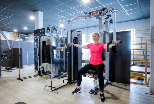 Coesfeld, Nordrhein-Westfalen, Deutschland - Fitnesstraining in Zeiten der Corona Pandemie, Kreis Coesfeld startet als Modellregion in NRW mit Lockerungen, in Havixbeck oeffnet der Sportklub, ein Fitness- und Rehazentrum, maximal 35 Mitglieder duerfen sich gleichzeitig mit Ausweis und Luca-App zu Kursen anmelden, Voraussetzung ist ein aktueller negativer Corona-Test, beim Geraetetraining darf die Maske abgenommen werden. - model released - Coesfeld Nordrhein-Westfalen Deutschland