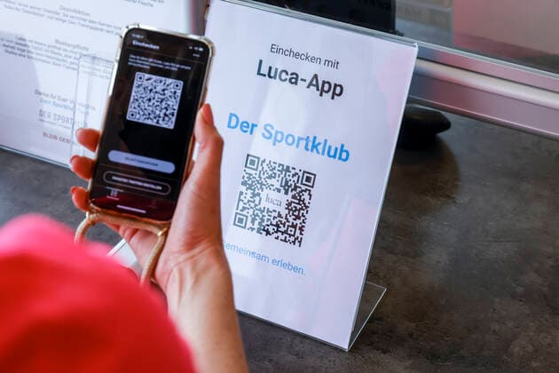 Coesfeld, Nordrhein-Westfalen, Deutschland - Fitnesstraining in Zeiten der Corona Pandemie, Kreis Coesfeld startet als Modellregion in NRW mit Lockerungen, in Havixbeck oeffnet der Sportklub, ein Fitness- und Rehazentrum, maximal 35 Mitglieder duerfen sich gleichzeitig mit Ausweis und Luca-App zu Kursen anmelden, Voraussetzung ist ein aktueller negativer Corona-Tes. Coesfeld Nordrhein-Westfalen Deutschland