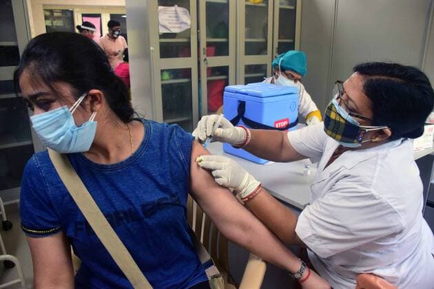 May 5, 2021, Prayagraj, Uttar Pradesh, India: Prayagraj: A medical worker inoculates a girl with a dose of Covaxin vaccine against the Covid-19 coronavirus at Moti Lal Nehru Medical College in Prayagraj on Wednesday, May 05, 2021. Prayagraj India - ZUMAv115 20210505_zap_v115_004 Copyright: xPrabhatxKumarxVermax