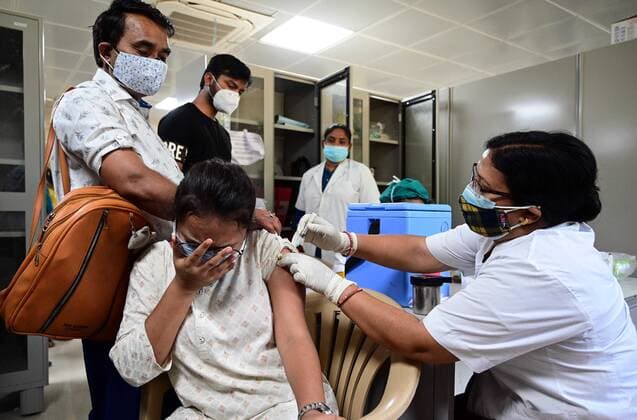 May 5, 2021, Prayagraj, Uttar Pradesh, India: Prayagraj: A medical worker inoculates a girl with a dose of Covaxin vaccine against the Covid-19 coronavirus at Moti Lal Nehru Medical College in Prayagraj on Wednesday, May 05, 2021. Prayagraj India - ZUMAv115 20210505_zap_v115_007 Copyright: xPrabhatxKumarxVermax