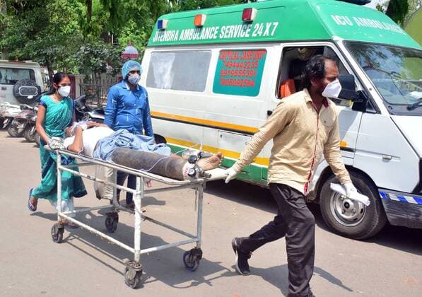 May 5, 2021, Prayagraj, Uttar Pradesh, India: Prayagraj: Family members and medical workers shift a COVID19 patient to Swaroop Rani Neharu Hospital in Prayagraj on Wednesday, May 05, 2021. Prayagraj India - ZUMAv115 20210505_zap_v115_009 Copyright: xPrabhatxKumarxVermax