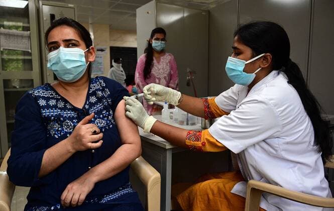May 5, 2021, Prayagraj, Uttar Pradesh, India: Prayagraj: A medical worker inoculates a girl with a dose of Covaxin vaccine against the Covid-19 coronavirus at Moti Lal Nehru Medical College in Prayagraj on Wednesday, May 05, 2021. Prayagraj India - ZUMAv115 20210505_zap_v115_014 Copyright: xPrabhatxKumarxVermax