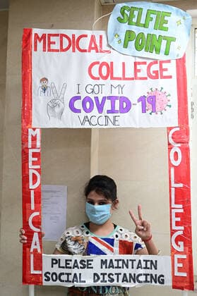 May 5, 2021, Prayagraj, Uttar Pradesh, India: Prayagraj: A Girl poses for selfie after get her first dose of Covaxin against the Covid-19 coronavirus at Moti Lal Nehru Medical College in Prayagraj on Wednesday, May 05, 2021. Prayagraj India - ZUMAv115 20210505_zap_v115_017 Copyright: xPrabhatxKumarxVermax