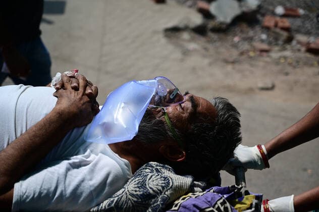 May 5, 2021, Prayagraj, Uttar Pradesh, India: Prayagraj: Family members and medical workers shift a COVID19 patient to Swaroop Rani Neharu Hospital in Prayagraj on Wednesday, May 05, 2021. Prayagraj India - ZUMAv115 20210505_zap_v115_020 Copyright: xPrabhatxKumarxVermax