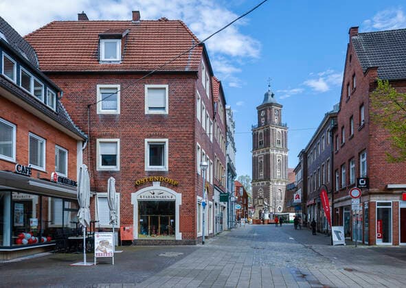 Coesfeld, Nordrhein-Westfalen, Deutschland - Fussgaengerzone in Zeiten der Corona Pandemie, Kreis Coesfeld startet als Modellregion in NRW mit Lockerungen, hier ist wieder einkaufen ohne vorherige Terminvereinbarung moeglich, hinten Kirche St. Lamberti. Coesfeld Nordrhein-Westfalen Deutschland