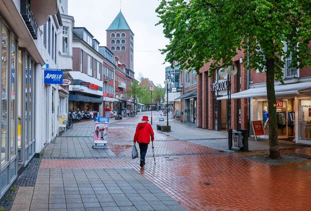 Coesfeld, Nordrhein-Westfalen, Deutschland - Fussgaengerzone in Zeiten der Corona Pandemie, Kreis Coesfeld startet als Modellregion in NRW mit Lockerungen, hier ist wieder einkaufen ohne vorherige Terminvereinbarung moeglich. Coesfeld Nordrhein-Westfalen Deutschland