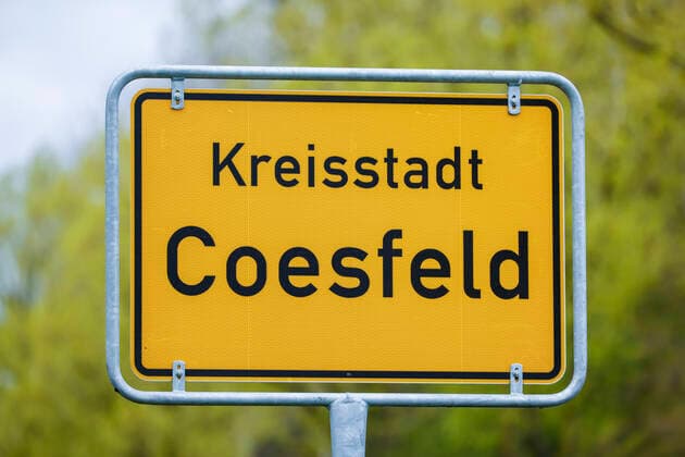 Coesfeld, Nordrhein-Westfalen, Deutschland - Ortsschild in Zeiten der Corona Pandemie, Kreis Coesfeld startet als Modellregion in NRW mit Lockerungen. Coesfeld Nordrhein-Westfalen Deutschland