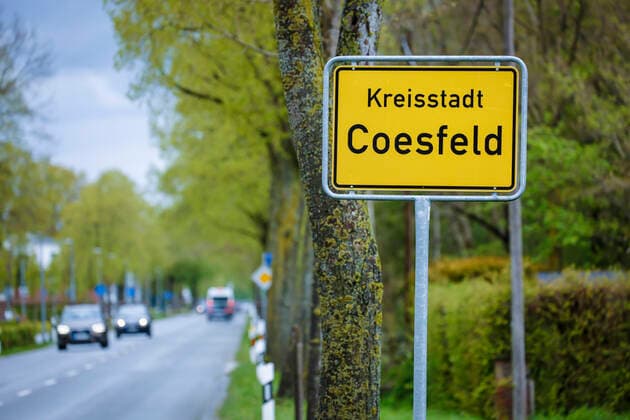 Coesfeld, Nordrhein-Westfalen, Deutschland - Ortsschild in Zeiten der Corona Pandemie, Kreis Coesfeld startet als Modellregion in NRW mit Lockerungen. Coesfeld Nordrhein-Westfalen Deutschland