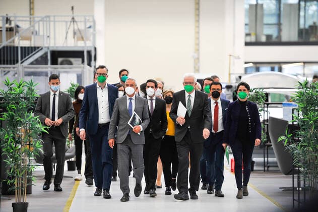 Bilder des Jahres 2021, News 05 Mai News Themen der Woche KW18 News Bilder des Tages CDU Grüne Koalitionsvertrag. Unterzeichnung Koalitionsvertrag der CDU und der Gruenen in der ARENA 2035, der Universitaet Stuttgart. Mit u.A. - Grüne: MP Kretschman, Dr. Sandra Detzer, Oliver Hildebrand - CDU: Thomas Strobl, Manuel Hagel, Prof. Wolfgang Reinhart, Nicole Razavi Stuttgart Baden-Wuerttemberg Deutschland *** CDU Greens Coalition Agreement Signing of the Coalition Agreement of the CDU and the Greens in the ARENA 2035, the University of Stuttgart With u A Greens MP Kretschman, Dr Sandra Detzer, Oliver Hildebrand CDU Thomas Strobl, Manuel Hagel, Prof Wolfgang Reinhart, Nicole Razavi Stuttgart Baden Wuerttemberg Germany Copyright: xMaxxKovalenkox