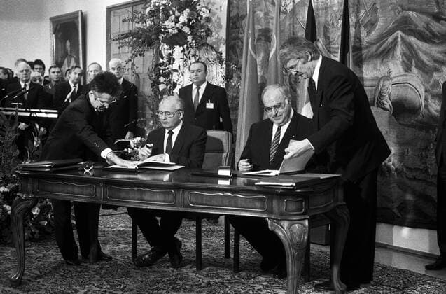 Deutschland, Bonn , 09.11.1990. Archiv-Nr.: 22-01-10 Staatspraesident der Sowjetunion zu Besuch in Bonn Foto: Bundeskanzler Helmut Kohl und Praesident Michail Sergejewitsch Gorbatschow, bei der Vertragsunterzeichnung ueber gute Nachbarschaft, Partnerschaft und Zusammenarbeit. Pressekonferenz von Buendnis 90 Die Gruenen *** Germany, Bonn , 09 11 1990 Archive Nr 22 01 10 President of the Soviet Union visiting Bonn Photo of Federal Chancellor Helmut Kohl and President Mikhail Sergeyevich Gorbachev, at the signing of the treaty on good neighbourliness, partnership and cooperation Press conference of Alliance 90 The Greens