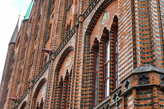 Die prachtvolle Rathausfassade , Backsteingotik pur, am Alten Markt in der Hansestadt Stralsund, Mecklenburg-Vorpommern, Ostsee, Deutschland. Die Nikolaikirche ist die älteste Kirche Stralsunds. Die Altstadt der Hansestadt gehört zum Unesco-Weltkulturerbe. *** The magnificent town hall facade, pure brick Gothic, on the Old Market in the Hanseatic city of Stralsund, Mecklenburg-Western Pomerania, Baltic Sea, Germany The Nikolai Church is the oldest church in Stralsund The old town of the Hanseatic city is a Unesco World Heritage Site